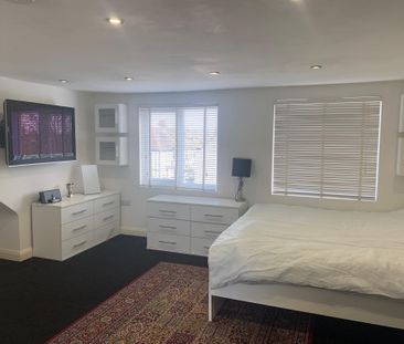 Queens Avenue, Watford - Photo 1