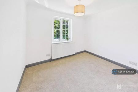 4 bedroom semi-detached house to rent - Photo 2