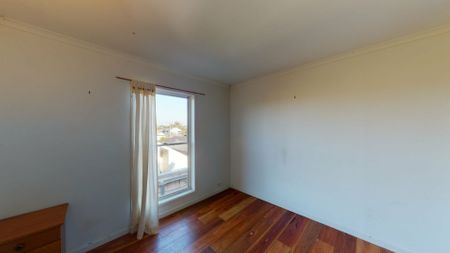 Spacious townhouse surrounded by greenery - Photo 4