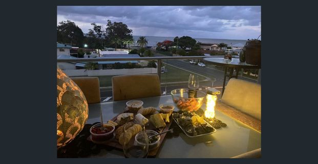 Bayside Elegance – Modern Apartment with Rooftop Views - Photo 1