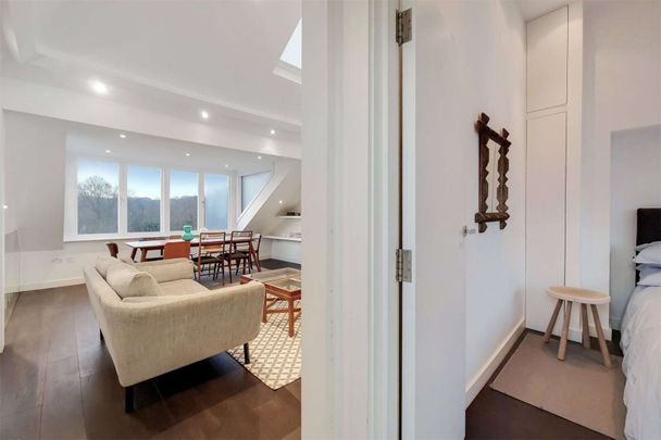 A stunning penthouse apartment with spectacular views over Hampstead Heath and its ponds. - Photo 1