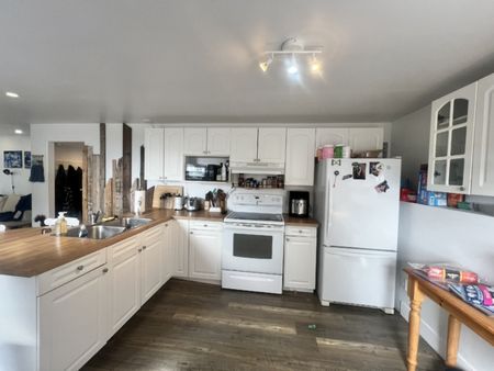 1875 Shore Road – WATERFRONT 1 BEDROOM 1 BATH BRIGHT UNIT AVAILABLE JUNE 1ST - Photo 2