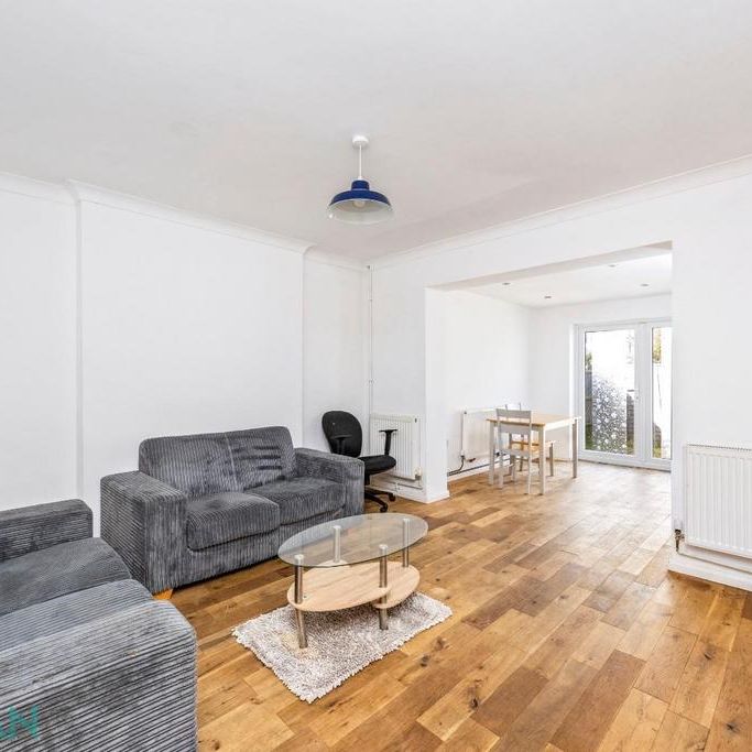 4 bedroom end of terrace house to rent - Photo 1