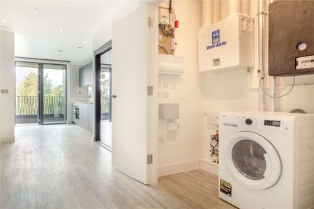 Unfurnished south-facing studio apartment - Photo 5