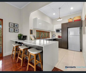 Charming Queenslander Living at Its Finest - Photo 6