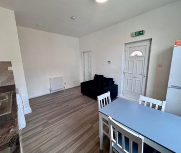 2 Bed Flat, Hartley Road, NG7 - Photo 1