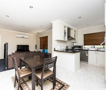 Modern Street Front Villa - Photo 2