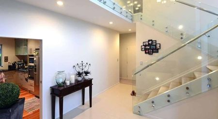 Spacious 5-Bedroom, 4-Bathroom Family Home with Multiple Living Areas! - Photo 5