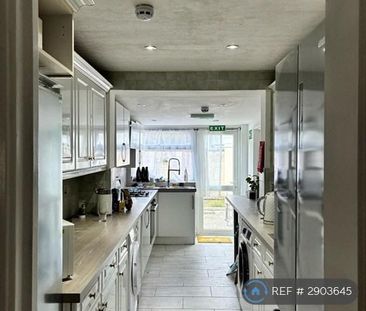 1 bedroom in a house share to rent - Photo 2