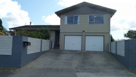 THREE BEDROOMS - FEILDING - Photo 4