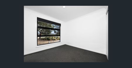 STYLISH TOWNHOUSE IN A CONVENIENT WERRIBEE LOCATION - Photo 4