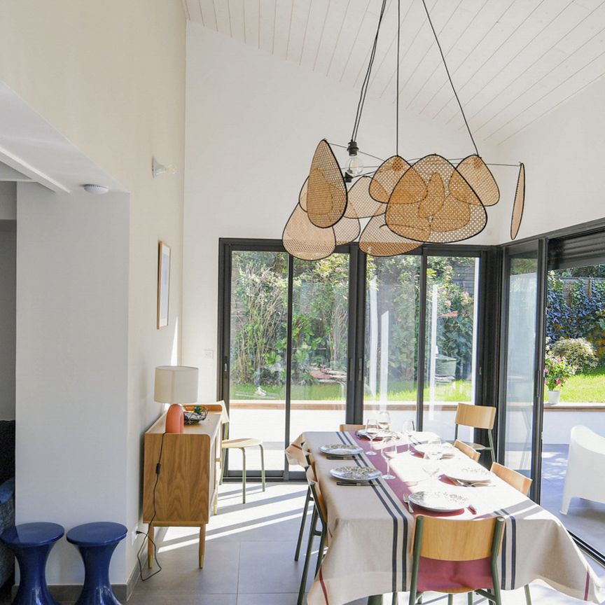 Architecture contemporaine, cette jolie maison de 140 m2 édifiée sur un terrain paysager de 430 m2 se situe au calme d'un quartier résidentiel du Pyla, à proximité de la plage et des commerces. - Photo 1