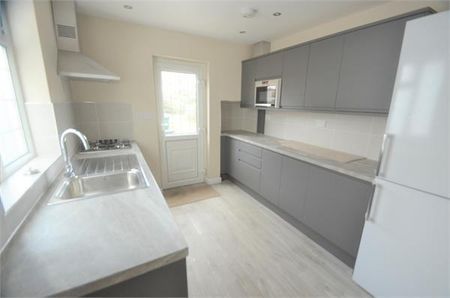 3 bedroom semi-detached house to rent - Photo 3