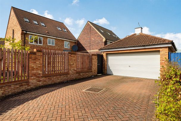 6 Bedroom Detached House for rent in Kentmere Drive, Lakeside, Doncaster - Photo 1