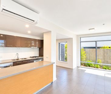 Spacious Two-Bedroom Apartment with Private Entrance & Courtyard - Photo 4