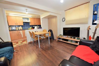 4 bedroom House in Harold Mount, Leeds - Photo 2