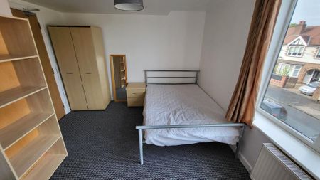1 bedroom in a house share to rent - Photo 4