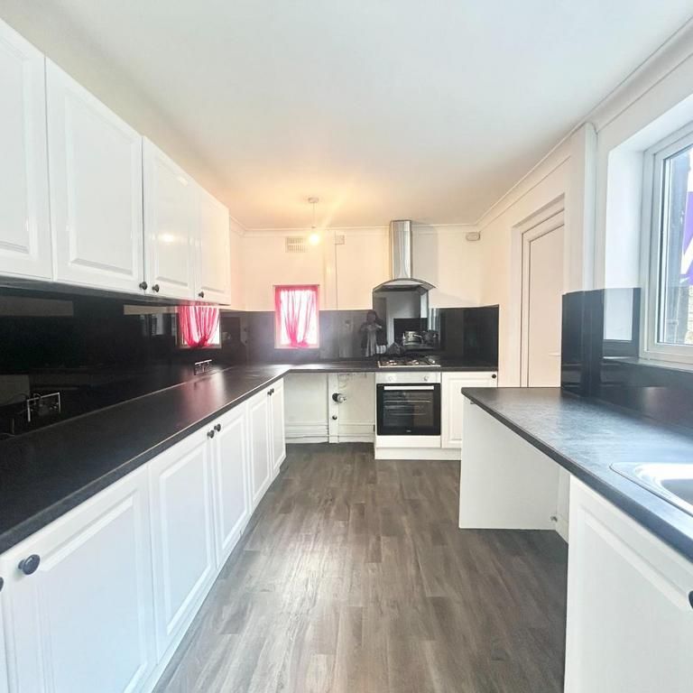 4 bedroom terraced house to rent - Photo 1