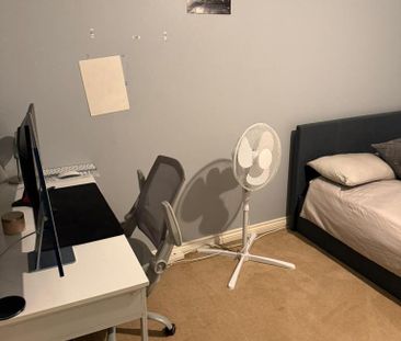 1 bedroom in a house share to rent - Photo 4