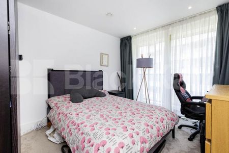 Stylish and modern 2 bedroom 2 bathroom apartment with south facing balconies - Photo 3