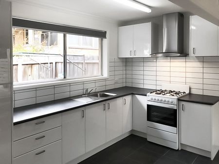 Comfortable and in a great location - Photo 2