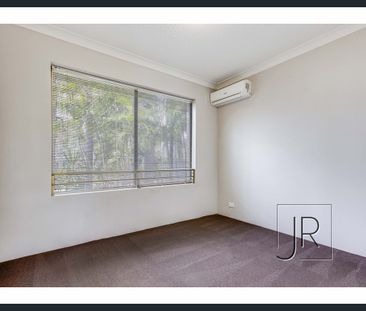 Light and bright unit moments to the beach - Photo 3