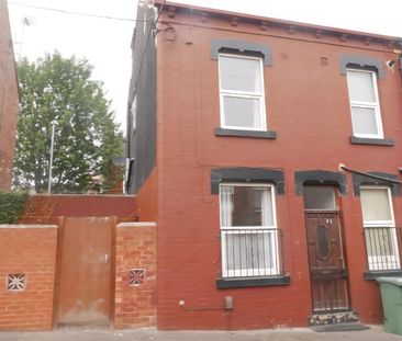 2 Bed End Terrace, Aviary Grove, LS12 - Photo 2