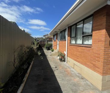 Close to town centre - Photo 4