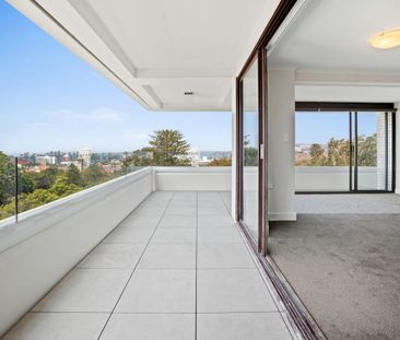 Spacious, Light-Filled Apartment with Sweeping Ocean Views - Photo 5