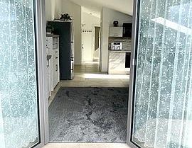 Gut geschnittene 2-Zimmer-Dachgeschosswohnung mit schönem Balkon und Carportstellplatz in Lichtenberg - Photo 1