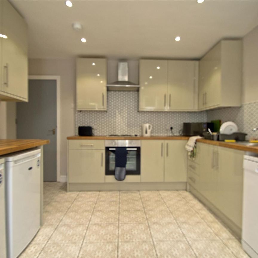 Cliff Road Gardens, Woodhouse, LS6 2EY, Leeds - Photo 1