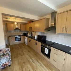 1 bedroom in a house share to rent - Photo 2