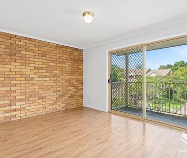 THREE BEDROOMS TOWNHOUSE WITH VINLY FLOOR DOWNSTAIRS AND AIR CONDITION - Photo 6