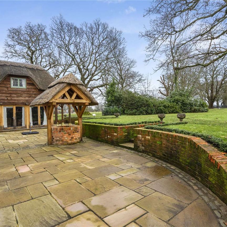 A beautifully presented thatched cottage nestled in the charming landscapes of the New Forest. - Photo 1