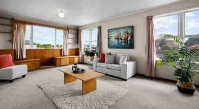 Large 6 Bedroom Family Home - Photo 1