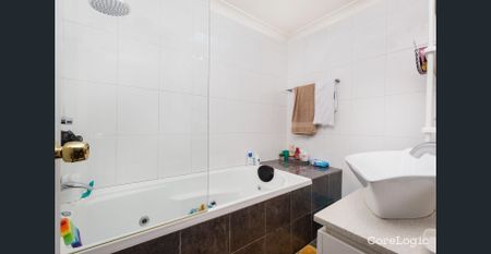 Three Bedroom Townhouse with Garage and Courtyard - Photo 3