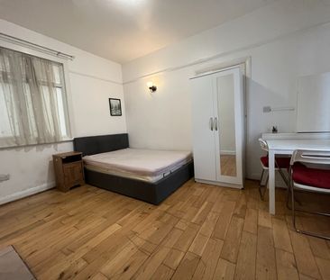 Studio Flat, Ethelbert Gardens, IG2 - Photo 2