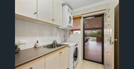 Spacious Indoor/Outdoor Family Home - Photo 3