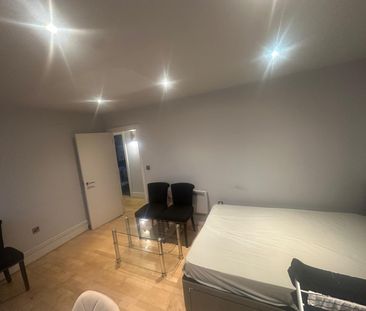 Two rooms in a shared family flat close to Loughton station- £750 pcm - Photo 1