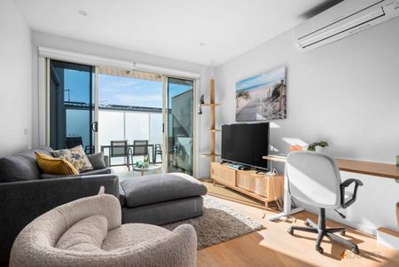 FULLY FURNISHED | UTILITIES INCLUDED | 6 MONTH LEASE - Photo 3
