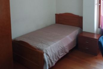 Quarto em frente ao Centro Comercial Glicinias