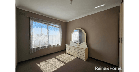 Walking distance to St. Albans Train Station |FREE Water - Photo 2