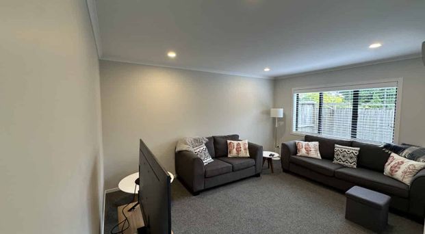 Furnished Townhouse in Hamilton East - Photo 1