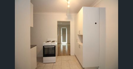 Air conditioning, no carpet, excellent location! - Photo 2