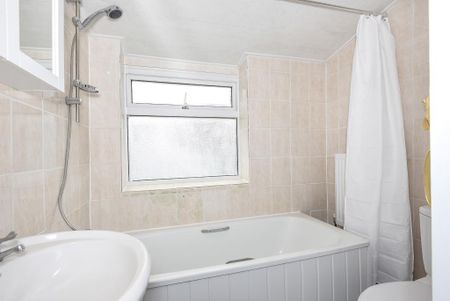 3 bedroom terraced house to rent - Photo 3