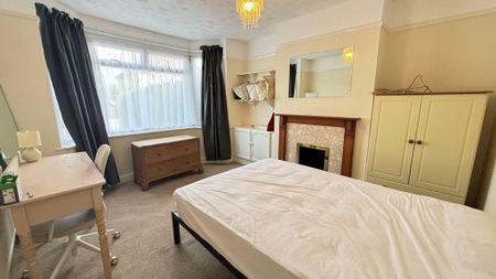 4 bedroom semi-detached house to rent - Photo 4