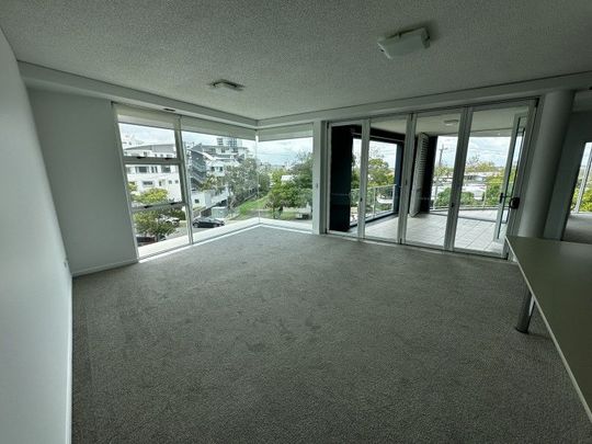 Executive 3-bedroom, 2-bathroom unit in the heart of Mooloolaba - Photo 1