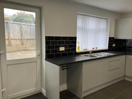 3 bedroom semi-detached house to rent - Photo 3