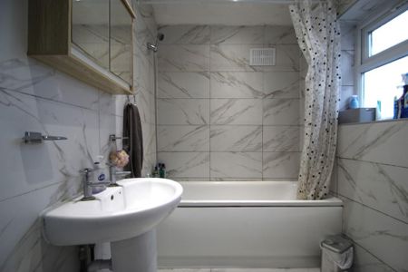 5 bedroom semi-detached house to rent - Photo 2