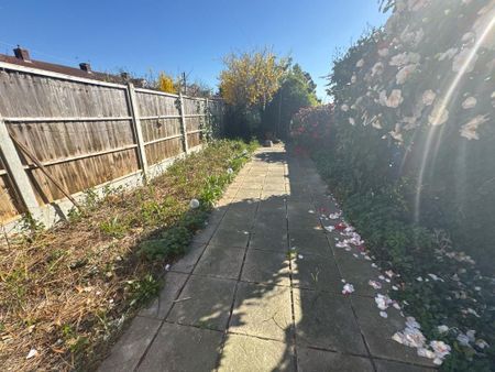 3 bedroom terraced house to rent - Photo 3